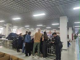 在展会上只是点头一笑，没想到后来一起走进了我们的工厂