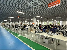 一进厂就有人笑着打招呼，这样的工厂做出来的衣服也更让人放心