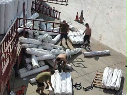 满满一车布料到了工厂，热得出汗，也热爱这份事业