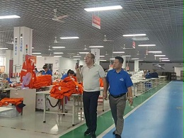 客户大老远跑来一趟，看的从来不只是几件工作服